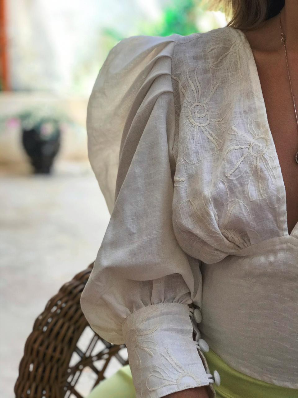 Blusa Taliana con mangas abullonadas, fabricada en lino olan